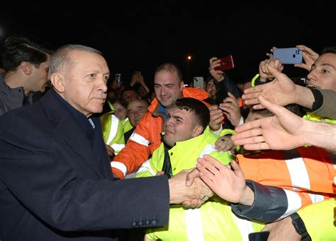 Cumhurbaşkanı Erdoğan: "85 milyon, asrın birlikteliğini sergileyerek şehirlerimizi en kısa sürede ayağa kaldırmanın yollarını arayacağız"